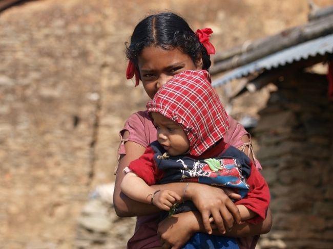 トレッキングルートは人々の生活の場。<br />ネパールの子供はすごく社交的で挨拶してくれたりします。美人率の高さに脱帽！