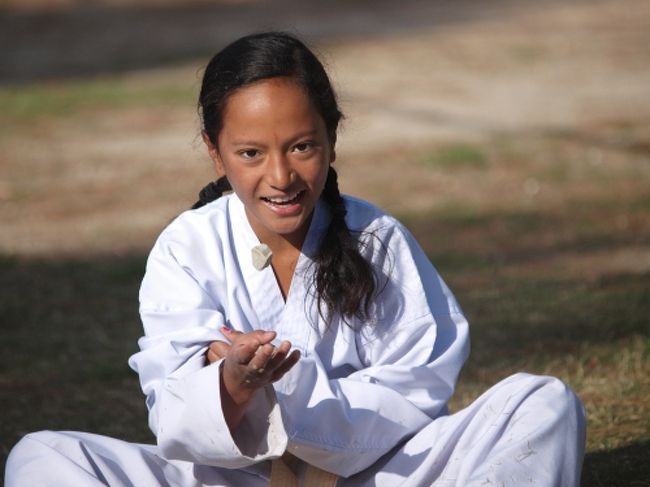 学校や広場で朝早く空手の特訓をしている光景をよく見た。<br />あと、教科書を読んでる子供が多かったなー。<br />食堂で子供が手伝いしなが教科書呼んでたり。<br />しかも、停電なのでろうそくで。江戸時代みたいですなー。