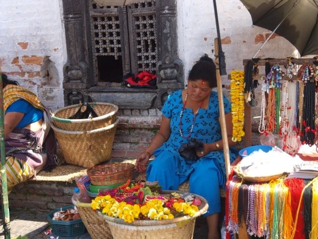 タメルは延々と同じ様なお土産屋が軒を連ねる。<br />迷わず帰れるようになるまで相当時間がかかる。