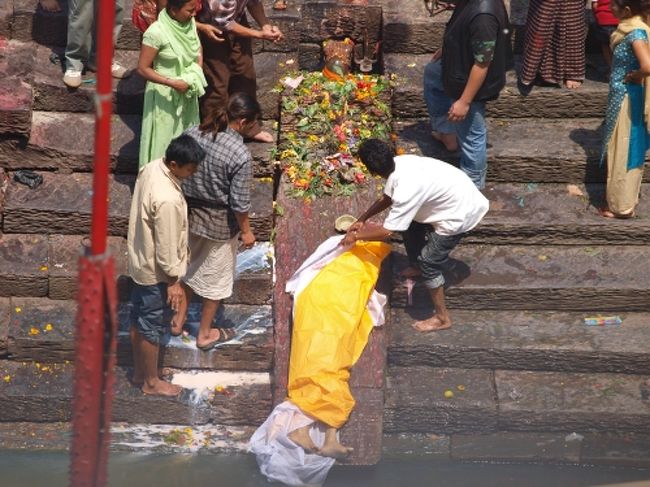 葬儀。お葬式も結婚式も美しい花でいっぱいだ。<br />ガイドが花をくれた。ただの花をもらって嬉しいと思った事が今まであっただろうか？<br />こういう環境では、普段感じない事を感じられるんですね。