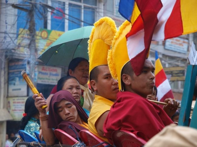 仏陀の誕生日でお祭は大賑わい。<br />やっぱりアプローチは割と過激だなー。<br />でも、みんなまじめで一生懸命なだけで、やりすぎなければ悪い事ではない。治安が悪いとかおびえる事は何もなかった。こちらも悪い事をしなきゃそうそう巻き込まれないと思う。