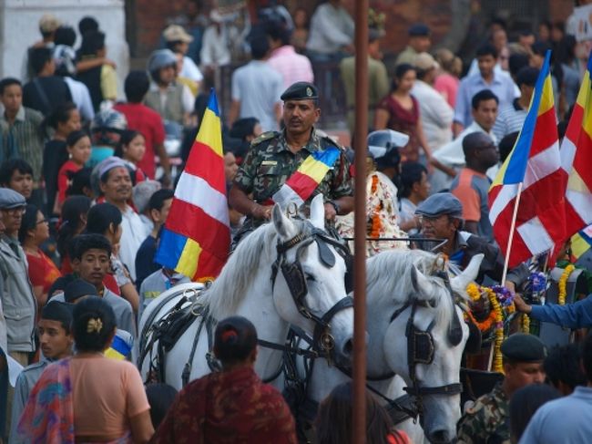 日中は40度。熱いので各所で休憩しながらゆっくり観光する。ダルバール広場、どっかのビルの二階のモモ屋で撮影。ベストロケーションだったなー。