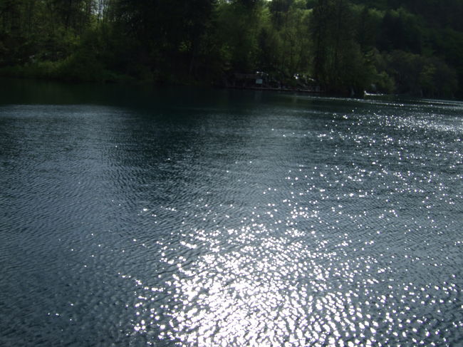 船で対岸に渡ります。