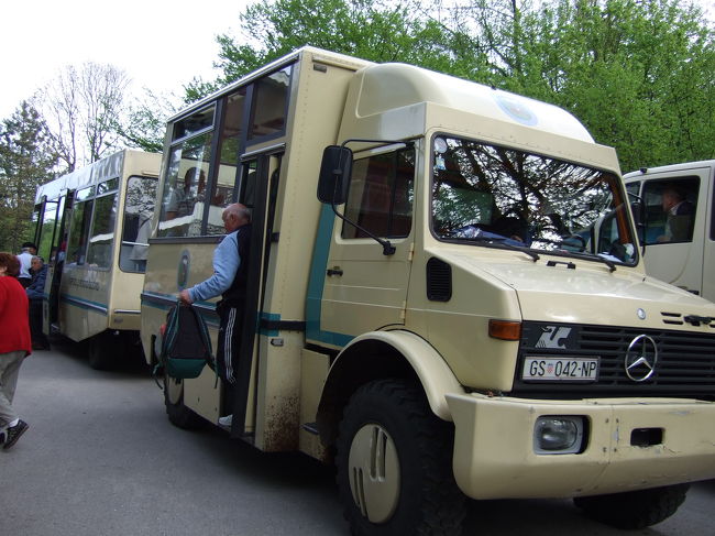 この電気自動車と船を使って園内を周ります。