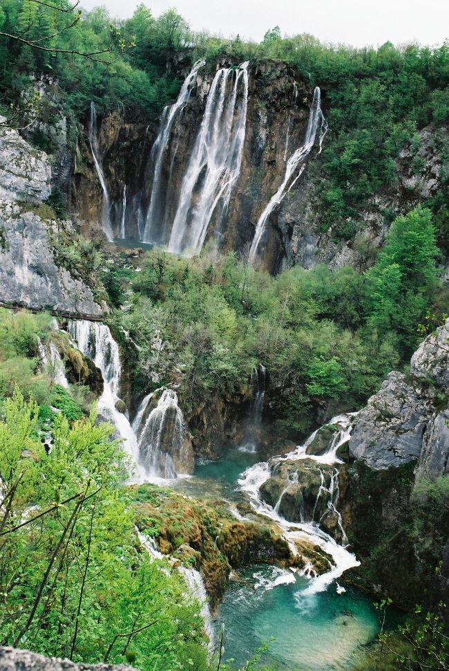 湖の上に遊歩道が整備されているのでその上をひたすら歩きます。