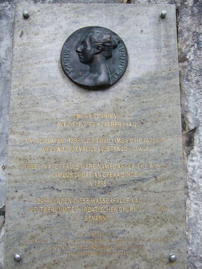 近くには彼女の記念碑もあります。