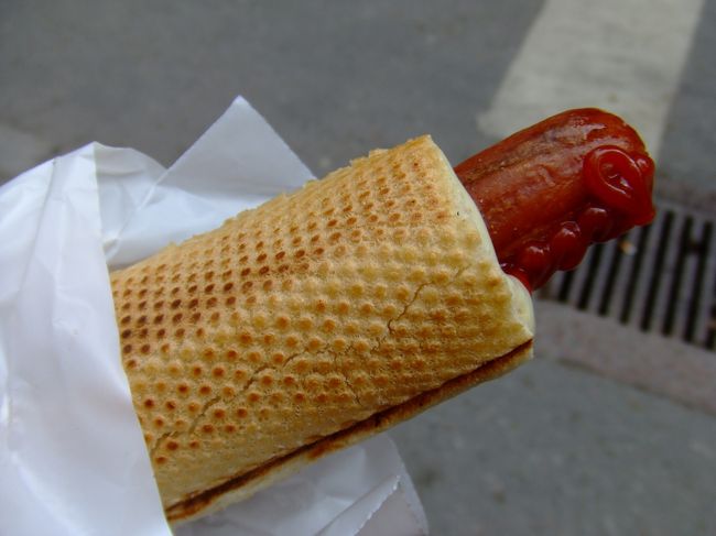 お昼ごはん。<br />屋台のホットドッグです。<br />これは食べやすいですね。