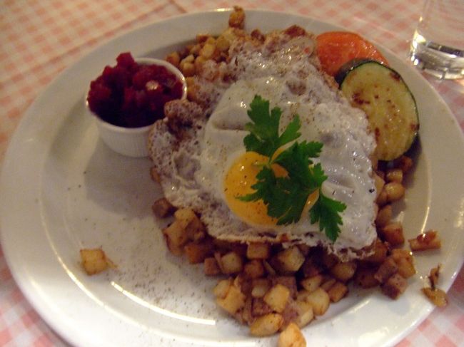 少し早めに夜ご飯。<br />ひとりなので、いつも混まないうちに<br />レストランに行っていました。<br />これはPyttipannna。ジャガイモ、肉、タマネギの<br />炒め物です。美味しい！