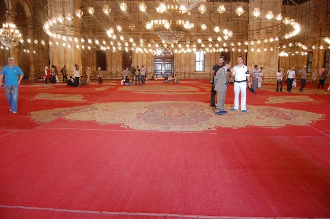 たくさんのランプが下がる室内。<br />みんなで端に移動し、絨毯の上に座ってガイドさんの説明を聞きました。