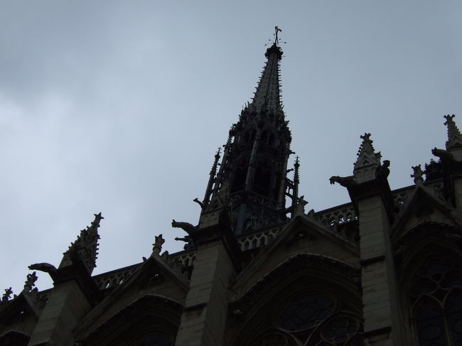 パリに来て、まず行きたかったのはサント・シャペル。シテ島にあります。夕方行きました。最高裁判所の敷地内にあるためセキュリティーが厳しく空港並みなので行列覚悟です。私はミュージアムパスを持っていましたが、持っていない人は閉館間際は断られていました。