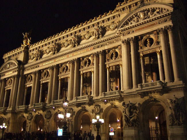 オペラ座ガルニエ宮。私が行ったのはコンテンポラリーでしたが、すごくおもしろかったです。伝統があるのにコンテンポラリーを得意とするバレエ団って世界でもそんなにないと思います。