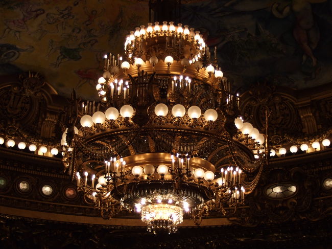 「オペラ座の怪人」でも出てきた、あの大シャンデリア！後ろに描かれているのはシャガールの絵です。休憩時間にカメラ片手に探検に出掛けました。最上階のボックスシートに勝手にオジャマしてパチリ。