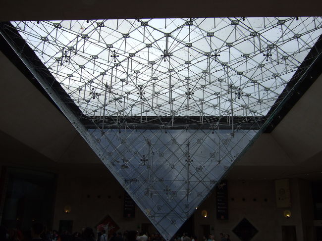 １日目に行ったのは火曜日でルーヴル美術館、オランジェリー美術館とも休館日でした。パリの美術館は月曜日か火曜日休みが多いらしいので月・火がかかる場合は気をつけてください。もちろん、地下のお店も全部閉まっています。<br />翌日、また出掛けました。これは地下にある逆ピラミッド。「ダヴィンチ・コード」にも出てきます。