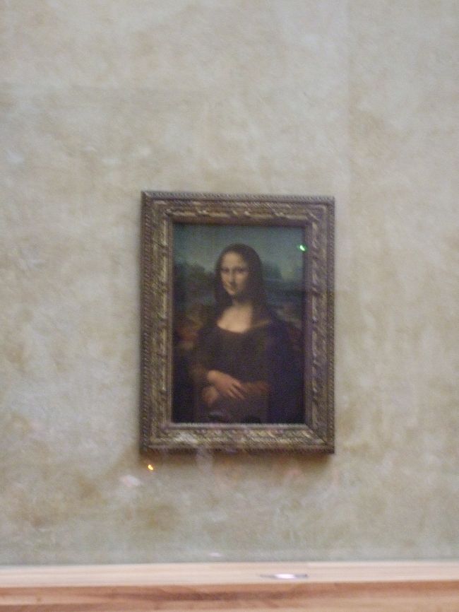 ルーヴル美術館は時間がどれだけあっても足りないので見たいものだけ見てあとは素通り。もったいない気もしますが仕方ありません。「モナリザ」は当然の１番人気です。ニケやミロのヴィーナスも同じように混んでました。<br />もうひとつ見たかったフェルメールの絵は何と「今、日本に貸し出し中」とのことでお目にかかれませんでした。走り回って探したのに・・・