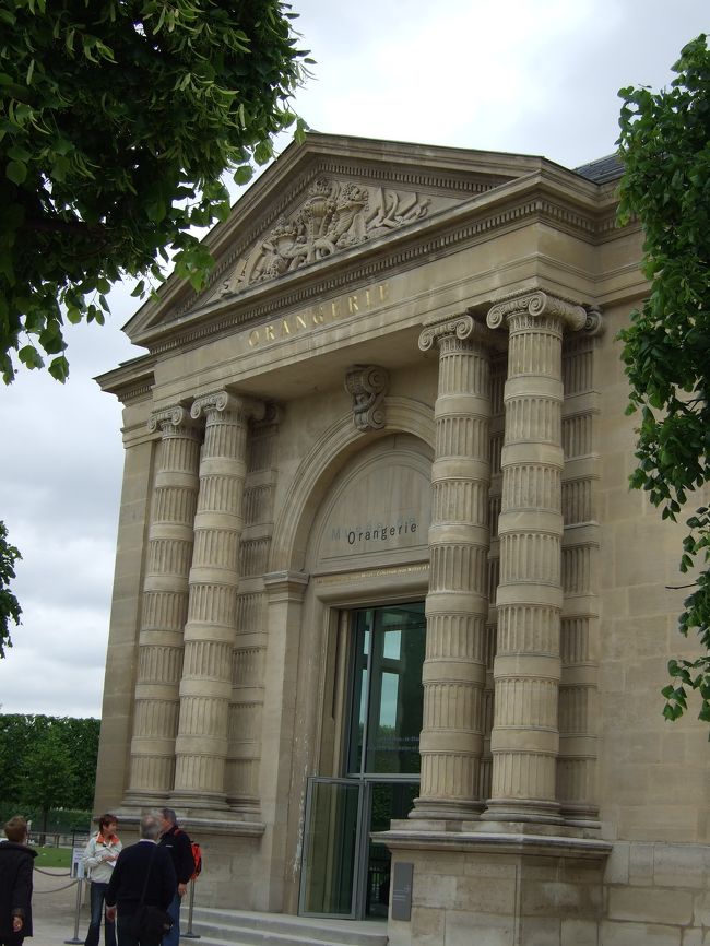 ルーヴル美術館の近くにあるオランジェリー美術館。コンパクトで見やすいです。１階はモネの睡蓮がいくつも飾られ、地下は企画展をやっていました。印象派のコレクターの展覧会をしていておもしろかったです。