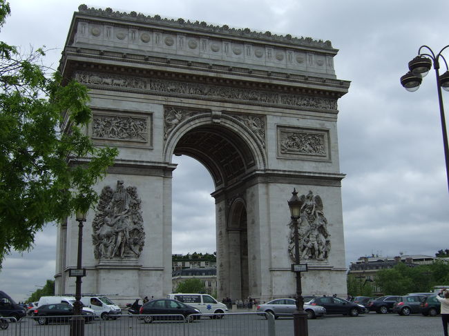 凱旋門もミュージアムパスが使えます。時間がないので駆け足で上まで上りました。