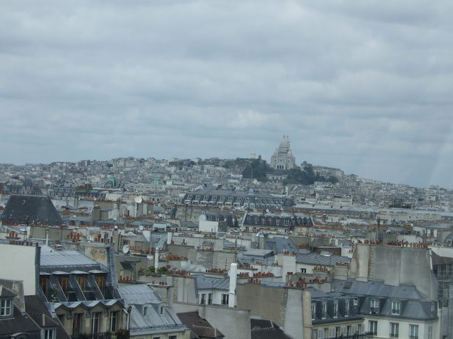ここは景色のことは全く考えていなかったけど、すごく見晴らしがいいです。凱旋門よりもずっとモンマルトルが近いし、エスカレーターを１階上がるごとに景色が変わってきて、それだけでも価値がありそうです。時間があればゆっくり見て周りたいところでした。