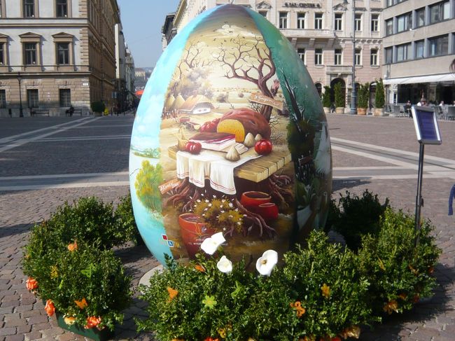 　イースターなので、大聖堂前の広場に巨大たまごが出現していました。<br /><br />　そして、観光客とみれば、カロチャ刺繍を売りつけに来る物売りもたくさん。<br />　ガイドさんが「ああいうのは絶対に買っちゃだめ」と、追い払ってくれました。よほどダメなものらしい。でも素人にはわからないですよね〜。