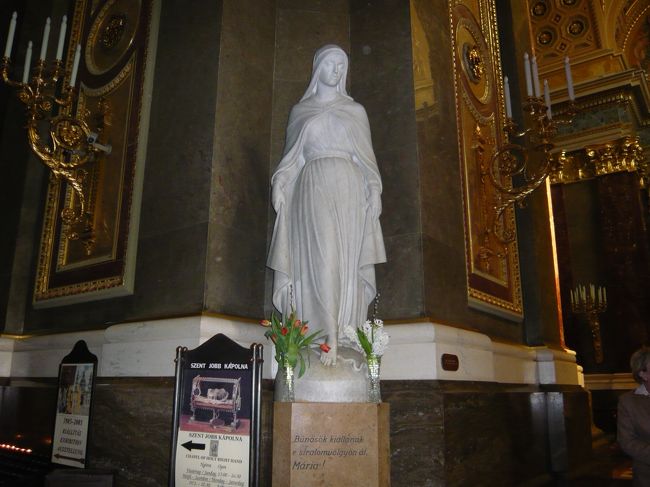 　足でヘビを踏んでいます。悪徳をおさえている、という表現です。