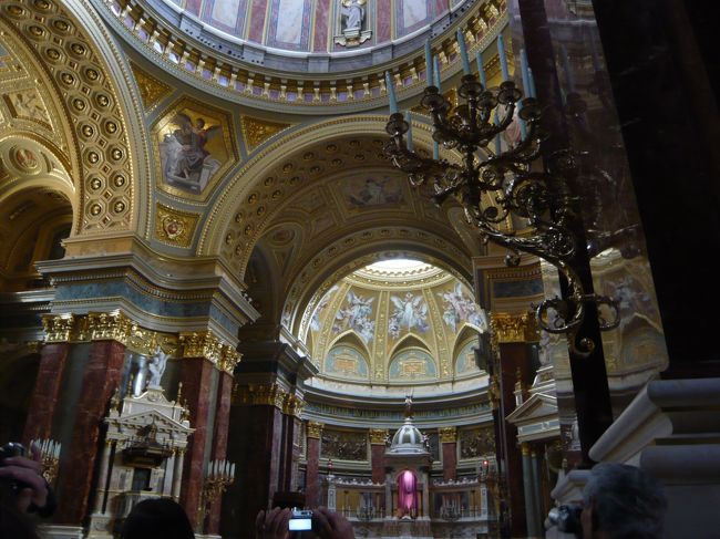 　なかは金箔だらけ！