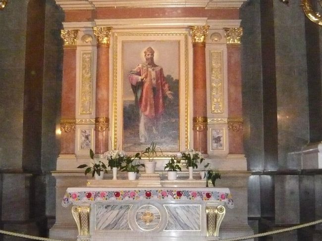 　祭壇には、イースターが近いので、かわいいカロチャ刺繍の縁取りがそなえられています。