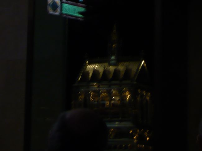 　聖イシュトバーンの手のミイラがはいっている箱。<br />　お金を入れると、ライトアップされるそうですが‥‥