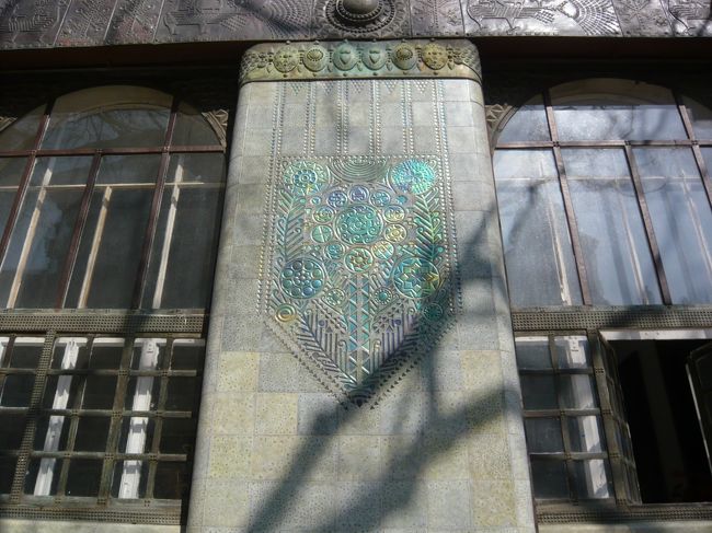 　すごいな〜、ブダペスト。こんなに豪華なものが、いっぱいあるところだとは思わなかったよ。<br />　で、これは町なかにさりげなく飾られていた、ジョルナイのタイルです。<br /><br />　これからバスに乗って、ホテルに戻ります。そして、近くのカフェへ！