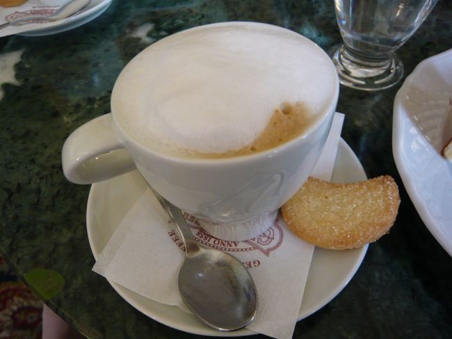 　カプチーノを頼みました。紅茶はどこで頼んでもティーバッグで出てくるので、たまにはコーヒーを、と思ったのです。もちろん、ここでもティーバッグでした〜。<br />　おまけにつけられている三日月型のクッキーですが‥‥日本のクッキーの方が好きかも‥‥<br />　というわけで、行く前に計画していた、「ジェルボーのクッキーをいっぱい買うんだ！」という楽しみも、この味見だけで終了してしまったのでした。