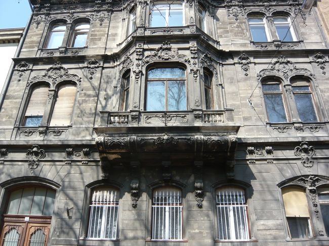 　というわけで、博物館のまわりをぐるーっと回って、こんな家の前を通って、てくてくと歩きました。