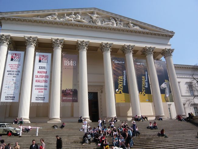 　そして、やっとたどりついた！　国立博物館〜！！！<br />　観光客はあまりいなかったです。地元の小学生とか高校生とかの遠足だか課外授業だか、そんな感じの子たちばかりでした。<br /><br />　入場料はブダペストカードの割引もあって800フォリント。400円しません。<br />　しかし、中で写真を撮るためのチケットが3000フォリント！（カード割引なし！）<br /><br />　ああ、本当にブダペストカードなんて買わなければよかった。あんなもの買うより、ここの写真チケット買う方がずっとよかった〜。<br /><br />　この博物館のわたしのお目当ては、シシィが暗殺された時に着ていたドレス＆ルド様グッズのみでした。<br />　う〜ん。どうしよう。あの、呪いのブダペストカードのせいで、フォリントの現金の持ち合わせが、かなりぎりぎりになってしまったのです。まさか写真チケットがこんなに高いとは思わなかった（しかもカード割引なし！）。<br /><br />　で、とりあえず、中にはいってみて、もし、写真撮影するだけの価値があれば、戻って、写真チケットを買いに来ればいい、と判断しました。<br /><br />　そして、迷路のような館内を、どうにかこうにか歩いて30分以上かけて、ようやく探し出したシシィ部屋（というかハプスブルク部屋）は！<br /><br />　え〜！　この雑な扱いはなに？<br />　もうちょっと、大々的に宣伝してもいいんじゃないだろうか。このあとのナチス部屋の、異様なほどの力の入れ具合と、かなり違うんですけど〜。<br />　壁の棚に、けっこうごちゃごちゃといろんなものがおさめられていて、わたしはシシィドレス目当てに来たというのに、最初に部屋を一周した時には、見逃していました（笑）。何の目立つ札も印もないんですよー。かなり目玉な展示品だと思うんだけど。<br /><br />　で、やっぱりせっかく来たんだから、写真を撮るチケットを買いに戻ろうかなあ、と考えながら、ドレスのまわりをうろうろしたのですが‥‥ショーケースに窓からの光とライトの光が当たって、反射しまくり‥‥どんな位置に立ってみても、うまく写せそうにありません。<br /><br />　ダメだ。窓からの光がはいる時間帯に来てしまったからか、わたしの身長と角度の問題なのか、きれいな写真を撮るのは、わたしには無理だ〜。