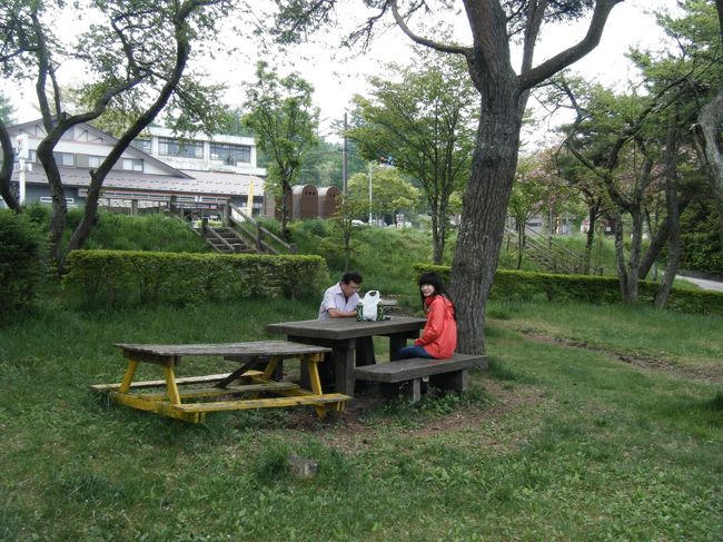 朝食はコンビニでおにぎりを購入<br />そのままリュックに入れて持ち歩くと思いきや<br />山中湖畔で食べ始める。。