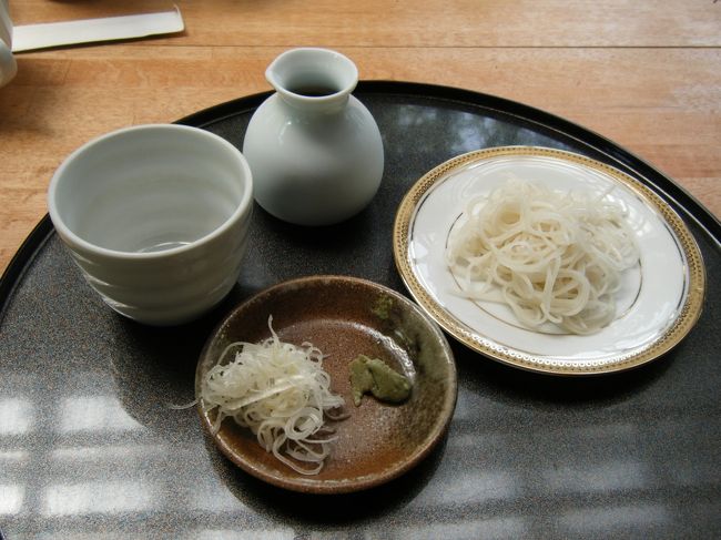 趣味でやっているというご主人<br /><br />注文も聞かずに「適当に何種類か作るから分けて食べて」<br />という事で・・・最初は更科そば