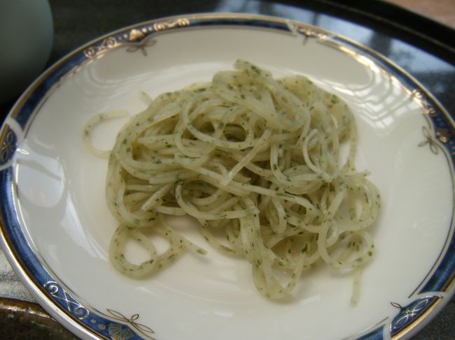 次はしそ入り<br /><br />最後は十割そばがでてきました。<br /><br /><br />これで７００円<br />あとは、朝採ってきたとわらびをサービスで出してくださいました。<br /><br />