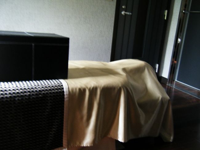 バスローブは中がタオル地になったもので<br />京都のバスローブに似ています。<br /><br />ロッカーはお部屋に備え付けです。<br />BOXに着替えをいれます。