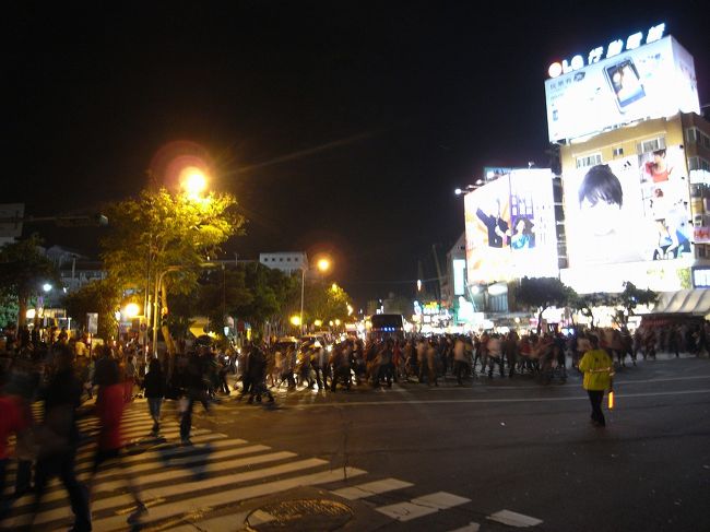ＭＲＴのチェンタン駅を降りると早速すごい人でした。