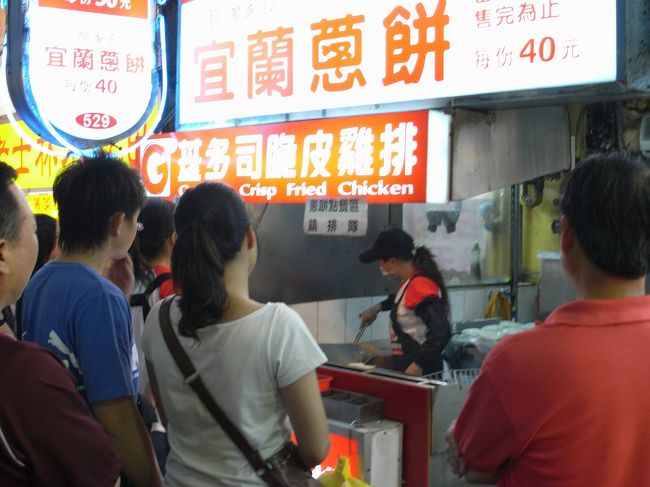 先日世界弾丸トラベラーでやっていたお店です。<br />ものすごく大きいフライドチキンで、ここもすごい行列。おなか一杯で食べられそうもないので並ぶこともギブアップ。