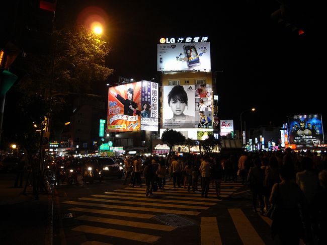 美食広場から交差点を渡り、露店が並んでいる方へ