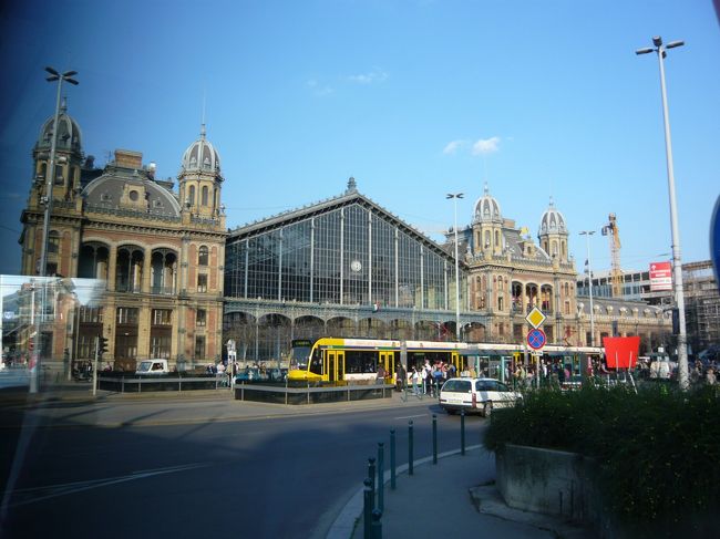 　夕方になりました。青空ですが、夕方なのです。５時半頃です。<br />　バスに乗って、みんなでオペラハウスに向かいます。<br />　西駅の前を通っていきました。りっぱだな〜。