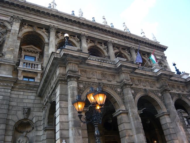 　オペラハウスに到着〜。たしかに小さいですが、老舗の風格漂う建物です。