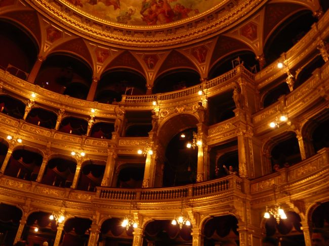 　うわあ、いいな〜。日本にもこういう劇場あるといいなあ〜。