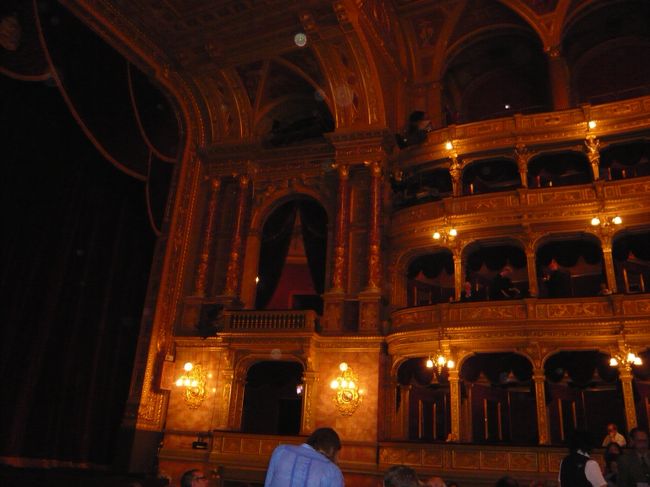 　ロイヤルボックスが見えます。この部屋かな、エルジェーベトが観劇するのに使っていたシシィ・ロオジェって。<br />　それとも、左がわかな。