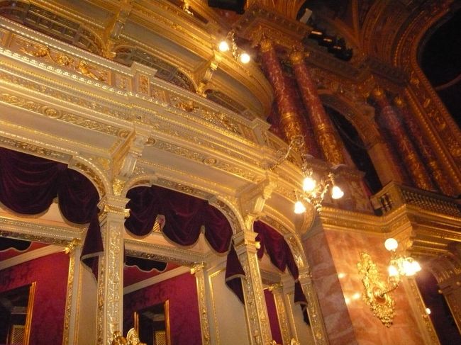 　客席から外の階段に出る扉。<br /><br />　そうそう、ここからは幕間です。第１幕が終わって、ありがたいことに、列のはじっこだったおかげで、だーっとトイレダッシュ（ドアを出て、すぐのところにあった）をしたあと、あちこち撮影して歩くことにします。