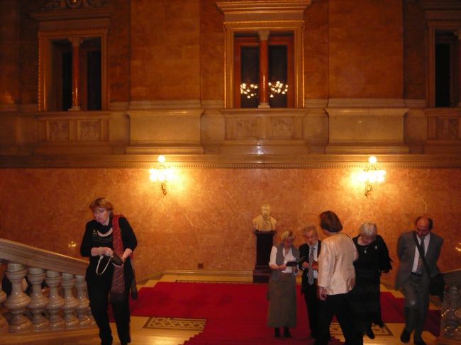 　この日の演目はドン・ジョバンニでした。<br />　えーっと、たしか、女たらしのドン・フアン（ジョバンニ）が、いろいろと女の子あいてに悪さをして、最後には天罰をくらう、という話だったはず。