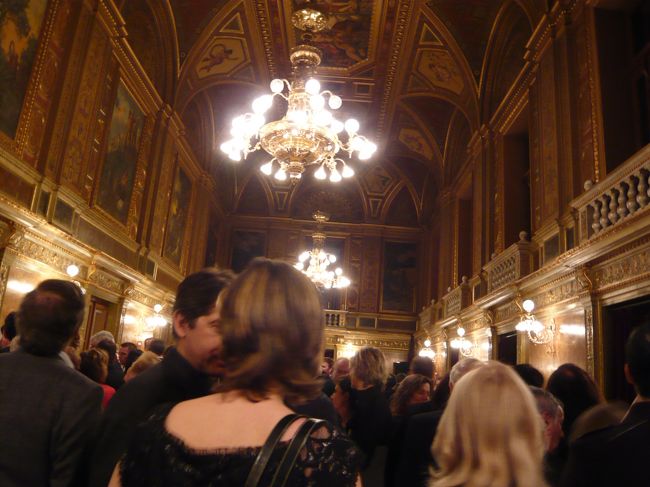 　ここは飲み物や、ちょっとしたスナックをいただける部屋。ものすごい列になっています。だめだめ、こんなところで飲んだら、トイレに行きたくなる。