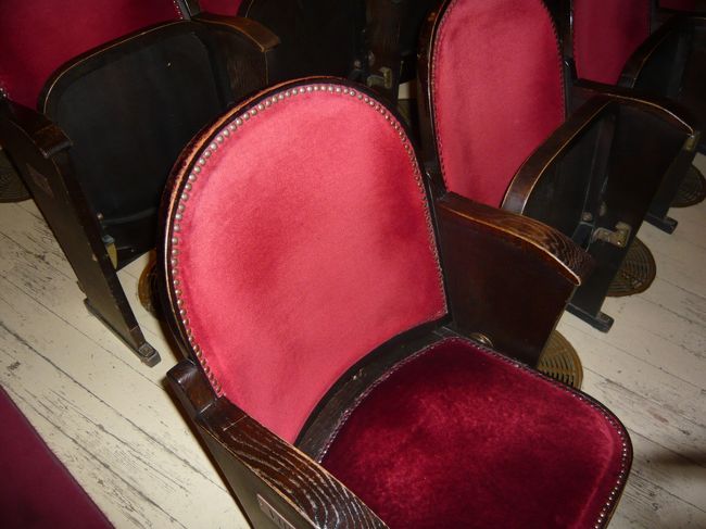 　レトロな木の椅子。これが、かなりぎしぎし音をたてます。オペラを見ている間中、特に体格のいい外国の人たちが身動きをするたびに、ぎしぎしぎしぎしぎし、という音がずーっと鳴っていました。<br />　アットホームでなごみました（笑）。