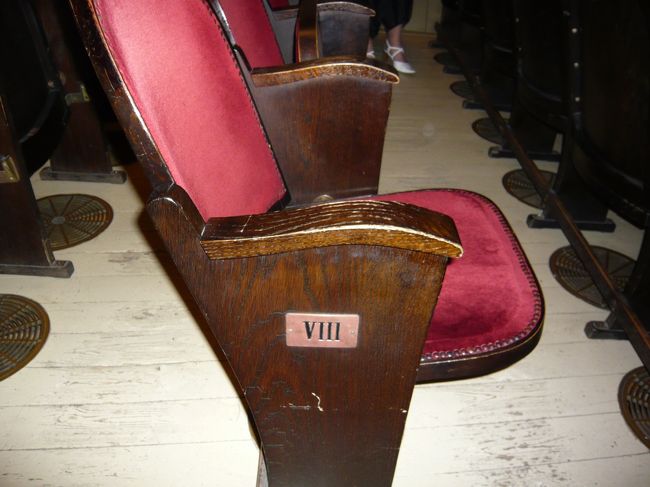 　これがわたしの坐っていた座席です。椅子の下に見えるのは、むかしの空調設備。ここから、氷で冷やした空気を送っていました。いまはもちろん、普通のエアコンが使われています。