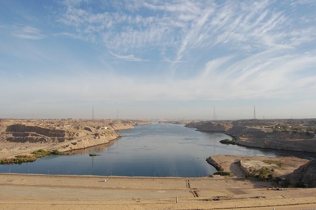 アスワンに到着。早速アスワンハイダムへ。<br />まだ朝早いので涼しい。風が強いけど気持ちがいい。<br />早起きしてよかった。砂漠の中の大きな湖はとても不思議な景色。アスワンは空が青い。