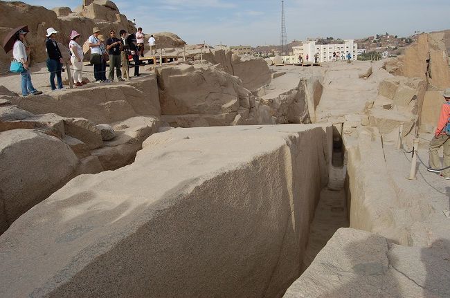 アスワンでは飛行機の中の寒さと冷たいジュースのせいでトイレが近くなってしまい、駐車場にあったトイレのカギをガラベーヤおじさんに開けてもらう始末…。添乗員さんにおなかを壊したの？と心配をかけてしまいました。<br /><br />気を取り直して切りかけのオベリスクへ。<br />この辺りからまだ午前中なのに暑くなってきました。