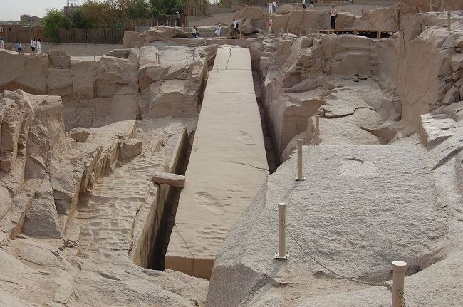 作っている途中亀裂が入ってしまったので放置された、とされるオベリスク。巨大！製作中なのでどのようにオベリスクを作ったのか分かります。