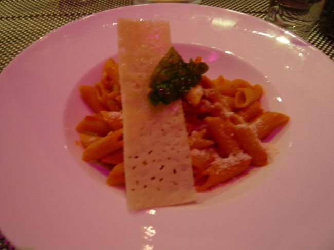 　そして、パスタ。上にのっているのはチーズの板です。<br />　ペンネ・アラビアータのお味は、とってもおいしい。<br />　ほんとに、東京のおいしいレストランで出てきても、おかしくない味でした。<br />　ただ、まったく具がないんですが（笑）。全部パスタ。<br />　しかし、おいしかった‥‥<br /><br />　というわけで、ソフィテル・ホテルのレストラン、かなりレベル高いです。<br />　日本人の口にあいます。